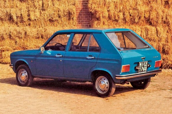 Peugeot 104 е забравеният член на европейския супермини клуб от началото на 70-те. Докато Renault 5 имаше своя шикозен индивидуализъм, а Fiat 127 - невероятна италианска линия, малкото Peugeot беше сдържано и доста консервативно.

Това обаче беше спретната на вид градска кола, която имаше дълъг и успешен производствен цикъл, породил различни преработени и напълно забравими подварианти от 80-те години като Citro&euml;n Visa/LN и LNA, и Talbot Samba.

При лансирането през 1972 г. обаче 104 дойде само с четири врати и капак на багажника, което отразява вродения консерватизъм на Peugeot.

Минаха четири години преди хечбекът да се появи &ndash; в този момент и старият модел вървеше в производство, но имаше е спортен вариант на купе с три врати 104 с късо междуосие от края на 1973 г. Донякъде предвещаваше привлекателността на емблематичния 205 GTI, който наистина щеше утвърди авторитета на Peugeot в сектора на малките автомобили. И 104 беше проектиран от Паоло Мартин, докато той работеше в Pininfarina.
